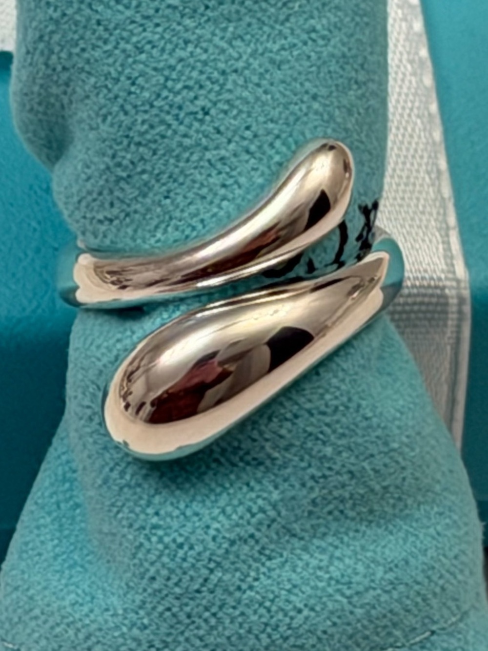 Authentic Tiffany & Co. Elsa Peretti’s 
Teardrop Ring in 925 Sterling Silver